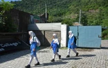 Des élèves arrivent à leur école dans le village frontalier de Chakothi, près de la ligne de contrôle (LoC) au Cachemire administré par le Pakistan, le 13 mai 2025