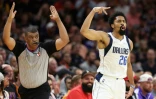 Spencer Dinwiddie des  Dallas Mavericks après avoir rentré un panier primé contre les Phoenix Suns en demi-finale de Conférence en NBA le 15 mai 2022 au Footprint Center à Phoenix