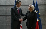 La ministre française des Armées Catherine Vautrin (D) et le secrétaire américain à la Défense Pete Hegseth, le 6 juin 2026 à à Colleville-sur-mer, dans le Calvados
