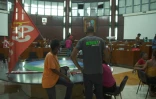 Capture d'image tirée d'une vidéo de l'AFPTV montrant des manifestants au sein de l'hémicycle du Conseil régional de la Guadeloupe, le 23 décembre 2021