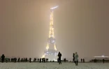 Des promeneurs sur l'esplanade du Trocadéro recouverte de neige, face à la Tour Eiffel, le 6 février 2018 à Paris