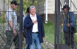 L'ancien président Almazbek Atambaïev à l'entrée de sa résidence dans le village de Koi-Tash, près de Bichkek, le 27 juin 2019 au Kirghizstan