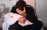 Un Palestinien pleure en tenant le corps d'un enfant tué lors d'une frappe israélienne, dans la ville de Gaza, le 6 avril 2025