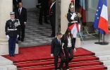 François Hollande regarde Nicolas Sarkozy et sa femme Carla Bruni-Sarkozy quitter l'Elysée le 15 mai 2012 à Paris
