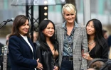 Laeticia Hallyday et ses filles  Joy (2eG) et Jade (D) aux côtés de la maire de Paris Anne Hidalgo (G) lors de l'inauguration de l'esplanade Johnny Hallyday le 14 septembre 2021 à Paris 