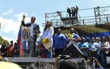 Le chef de l'opposition Juan Gaudo s'adresse à la foule au côté de sa femme Fabiana Rosales, le 2 février 2019