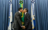 Claudio Nascimento (d), un militant LGBT, et Joao Silva après leur mariage devant la cour de justice à Rio de Janeiro le 8 décembre 2013, lors d'une mariage de masse de 130 couples