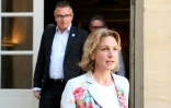 La leader de la CFDT Marylise Léon (D), suivie du responsable de la CFTC Cyril Chabanier, quitte l'hôtel Matignon, le 24 juin 2025