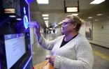 TĂŒlay Gerçek insĂšre des bouteilles en plastique dans une machine de recyclage qui crĂ©dite sa carte de transport, le 9 novembre 2018 dans le mĂ©tro d'Istanbul