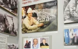 Photographie de Nikolaï Soloviov, ancien "mécanicien turbine" lors de l'explosion de 1986 dans la centrale nucléaire de Tchernobyl, le 24 avril 2026 sur un mur du musée consacré à Tchernobyl à Slavoutytch, à 120 km au nord de Kiev