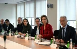 Réunion du Premier ministre François Bayrou avec les organisations syndicales et patronales sur le dossier des retraites, avec Sophie Binet, la secrétaire générale de la CGT (4e à partir de la gauche), Yvan Ricordeau (CFDT), Marylise Léon, la secrétaire générale de la CFDT, Patrick Martin, président du Medef, Paris, le 17 janvier 2025
