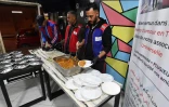 Des bénévoles du "Resto d'amour" servent des repas offerts aux plus démunis à Tunis, le 26 janvier 2024