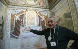 Mohamed Hamadi, guide bénévole à l'église San Maurizio de Milan, raconte l'histoire du Couvent des Bénédictines et explique les scènes représentées, de l'arche de Noé à la Cène
