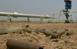 D'anciennes munitions jonchent le sol près d'une installation pétrolière, dans le Soudan du Sud, en 2015