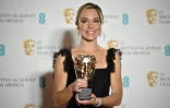 La réalisatrice de "CODA", Sian Heder, récompensée aux BAFTA, le 13 mars 2022 à Londres