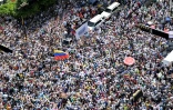 Des milliers de personnes participent à une manifestation organisée par la cheffe de l'opposition vénézuélienne Maria Corina Machado (au centre, sur un camion) à Caracas, le 17 août 2024