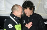 Kevin Escoffier et son "sauveur" Jean Le Cam, après l'arrivée de ce dernier aux Sables-d'Olonne, à l'issue du Vendée Globe, le 29 janvier 2021