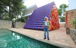 Christo posant devant son oeuvre "Mastaba", Ă Saint-Paul-de-Vence (France) le 4 juin 2016