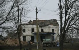Un bâtiment endommagé dans le village de Novopavlivka, le 25 janvier 2025 dans la région de Dnipropetrovsk, en Ukraine