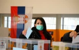 Dans un bureau de vote de Belgrade, le 3 avril 2022
