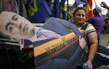 Un partisan porte un carton à taille humaine représentant le président équatorien Daniel Noboa lors d'un rassemblement de campagne à Guayaquil, en Équateur, le 6 février 2025