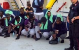 Des migrants débarquent du Sea-Watch 3 dans le port de Lampedusa le 29 juin 2019
