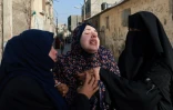 Rania Abou Anza (au centre) pleure la mort de ses bébés jumeaux Naïm et Wissam, tués dans une frappe nocturne israélienne à Rafah, dans le sud de la bande de Gaza, le 3 mars 2024