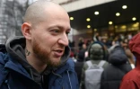 Le rappeur russe Oxxxymiron près du tribunal moscovite chargé de juger le blogueur russe Egor Joukov pour "incitation à l'extrémisme", le 6 décembre 2019