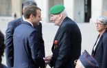 Le président français Emmanuel Macron salue Hubert Germain, l'un des quatre derniers compagnons de la Libération, le 22 septembre 2017 à Paris