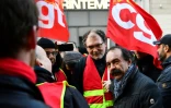 Le secrétaire général de la CGT Philippe Martinez participe à une distribution de tracts le 3 janvier 2020 devant les grands magasins à Paris