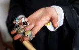 Safaa al-Faqih exhibe des bagues fabriquées avec des pierres semi-précieuses, le 18 avril 2018 à Sanaa