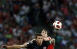 L'attaquant croate Mario Mandzukic (g) aggripé par le défenseur russe Mario Fernandes lors du quart de finale, à Sotchi, le 7 juillet 2018