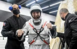 Image fournie par la Nasa montrant l'astronaute Mike Hopkins (centre) à sa sortie de la capsule spatiale Crew Dragon de SpaceX, qui a amerri dans le golfe du Mexique au large de la Floride (Etats-Unis), le 2 mai 2021