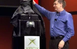 Bill Gates, président et architecte logiciel en chef de Microsoft, dévoile la nouvelle console de jeux vidéo Xbox lors de sa présentation au Consumer Electronics Show, le 6 janvier 2001 à Las Vegas
