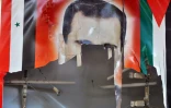 Portrait déchiré du président syrien Bachar al-Assad dans une localité syrienne proche de la Turquie, le 10 novembre 2012 