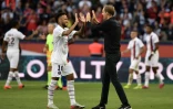 L'entraîneur du PSG Thomas Tuchel congratule Neymar, unique buteur du match de L1 contre Strasbourg au Parc des Princes, le 14 septembre 2019