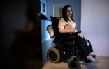 Marina Lissovaïa, clouée dans un fauteuil roulant par une amyotrophie spinale, chez elle à Moscou le 10 novembre 2021