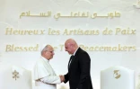 Cette photo fournie par la présidence libanaise montre le pape Léon XIV (G) serrant la main du président libanais Joseph Aoun au palais présidentiel de Baabda, le 30 novembre 2025