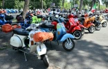 Des vespas garées avant la parade des Vespa World Days, marquant le 80e anniversaire de la célèbre marque italienne de scooters, le 27 juin 2026 à Rome 