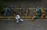 Un policier portant une tenue de protection dans le district de Jing'an à Shanghai le 1er mai 2022