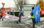 Rassemblement de salariés devant les bureaux de Kingfisher, à Templemars dans le nord de la France, pour protester des suppressions d'emplois chez Castorama et Brico Dépôt, le 1er décembre 2017