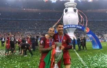 Cristiano Ronaldo, blessé au genou en finale contre la France, fête la victoire du Portugal à l'Euro-2016 avec Ricardo Quaresma, le 10 juillet 2016 au Stade de France