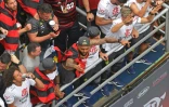 Les joueurs de Flamengo, à bord d'un bus à impériale, défilent dans les rues de Rio de Janeiro, le 24 novembre 2019, sous les appludissements de leurs fans