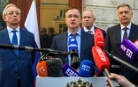 Le chef de la délégation russe et conseiller de Poutine, Vladimir Medinsky, entouré par le vice-ministre des Affaires étrangères Mikhaïl Galouzine (g) et le chef du renseignement militaire russe (GRU) Igor Kostyukov (d), s'adresse à la presse avant une réunion entre les délégués ukrainiens, américains et russes à Istanbul, le 15 mai 2025