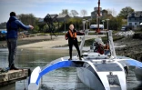 L'ingénieur Meirwen Jenking-Rees  sur le trimaran "Mayflower 400" lors d'essais au port de Plymouth le 27 avril 2021