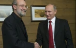 Le président russe Vladimir Poutine et  Ali Larijani, alors président du parlement iranien, lors d'une rencontre à Sotchi, le 22 octobre 2015