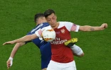Le milieu d'Arsenal Mesut Ozil (devant) à la lutte avec celui de Chelsea Jorginho, en finale de la C3, le 29 mai 2019 à Bakou