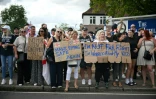 Manifestation devant l'hôtel Bell, censé héberger des demandeurs d'asile, à Epping, au nord-est de Londres, le 20 juillet 2025, après que la police a inculpé un demandeur d'asile pour agressions sexuelles