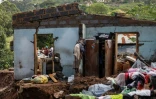 Les restes d'une maison emportée par les pluies dans le township de KwaNdengezi, dans la banlieue de Durban, le 15 avril 2022