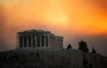 Le Parthénon dans un nuage de fumée causé par des incendies le 12 août à Athènes